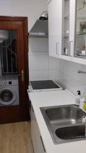 巴达洛纳metro La Salut的厨房配有水槽和洗衣机