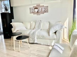 米提莫里VIP Lounge Villa - Parc expo - Le Bourget - Stade France的客厅配有白色沙发和2张桌子