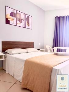 弗洛里亚诺波利斯Hotel Residencial Ilhabela的一间卧室设有两张床和紫色窗帘
