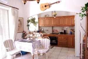 路特奇Unique & cozy seaview apartment.的厨房配有桌椅和吉他