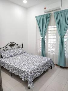 KaparMalay Homestay di Meru, Klang的一间卧室配有一张蓝色窗帘的床