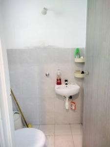 KaparMalay Homestay di Meru, Klang的白色的浴室设有水槽和卫生间。