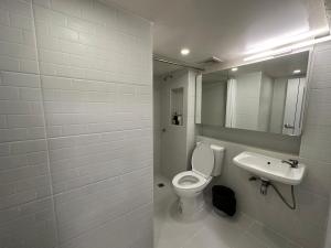 Ban Bo Sai KlangLetter Better Home的浴室配有白色卫生间和盥洗盆。