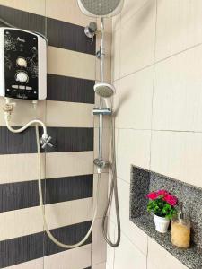 金宝Trails of Kampar Villa Homestay的浴室内配有淋浴和头顶淋浴