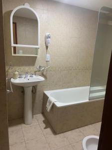 乌斯怀亚Mirando al Sur的一间带水槽、浴缸和卫生间的浴室