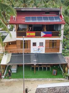 圣维森特La Lola的房屋的顶部景色,上面设有太阳能电池板