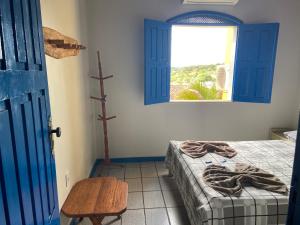 伦索伊斯Pousada Lavramor的客房设有床、窗户和桌子。