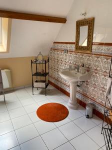 热夫雷尚贝尔坦La Gibriaçoise的一间带水槽和镜子的浴室
