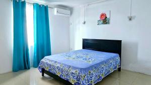 卡特勒博尔纳White Residence的一间卧室配有一张带蓝色毯子的床