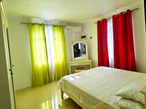 卡特勒博尔纳White Residence的一间卧室配有红色和黄色的窗帘和床
