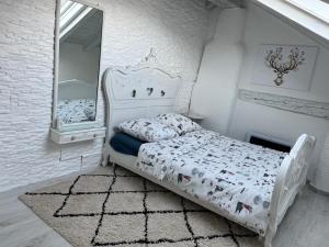 克莱恩 蒙塔纳Les coeurs brisés的白色卧室配有床和镜子