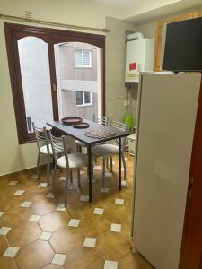 乌斯怀亚Mirando al Sur的厨房配有桌椅和冰箱。
