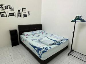 大港Guan Homestay Sungai Besar 大港民宿的一间卧室配有一张床和一盏灯