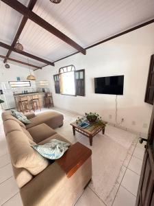 阿拉亚尔达茹达Casa Tropical Arraial D' Ajuda的带沙发和电视的客厅