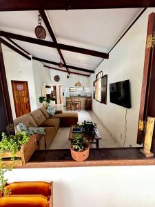 阿拉亚尔达茹达Casa Tropical Arraial D' Ajuda的带沙发和电视的客厅