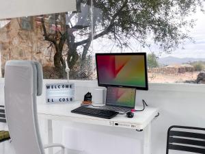 Zalamea la RealEl Coso Lodge & Workation的一张桌子,上面有一台笔记本电脑