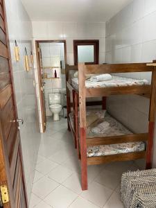 巴纳内拉斯Villa Nevada Hostel的客房设有带双层床和卫生间的浴室。