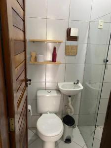 巴纳内拉斯Villa Nevada Hostel的一间带卫生间和水槽的小浴室