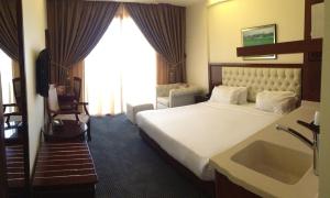 贝鲁特Midtown Hotel & Suites的酒店客房设有床和水槽