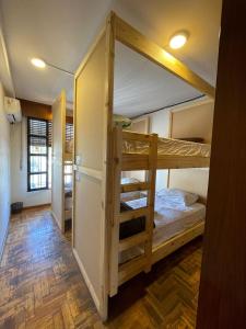 门多萨Panda Hostel Mendoza的带两张双层床的客房和走廊
