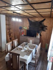 Rycerka GórnaDomek w górach Wioletta的一间带桌子和电视的用餐室