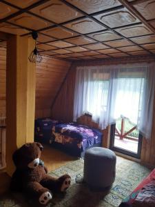 Rycerka GórnaDomek w górach Wioletta的卧室的地板上摆放着泰迪熊