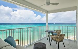 拿撒勒Morningstar Buoy Haus Beach Resort at Frenchman's Reef, Autograph Collection的海景阳台。