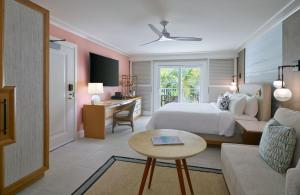 拿撒勒Morningstar Buoy Haus Beach Resort at Frenchman's Reef, Autograph Collection的配有一张床和一张书桌的酒店客房