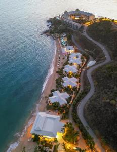 拿撒勒Morningstar Buoy Haus Beach Resort at Frenchman's Reef, Autograph Collection的享有海滩的空中景致,配有遮阳伞和海洋