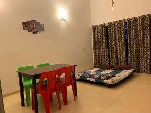 卡尔贾特Chalet Ahaz, the place of privacy with outside sitting的配有桌椅和床的房间