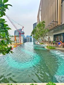 吉隆坡Axon Residence By Perkasa Suites的城市中一条河流