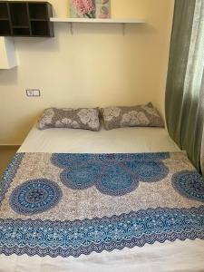 克萨达城Albamar的床上有2个枕头