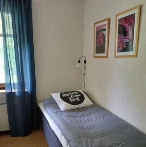 OckelboHus i lugn och naturskön miljö的一间卧室配有一张带枕头的床