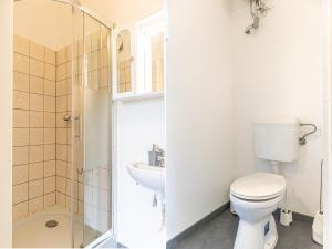 维也纳Brilliant 1BR Apt Comfortable Design/Near Schönbrunn的一间带卫生间和水槽的浴室