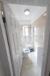 伯肯黑德Entire House-Merseyside-Liverpool的白色的浴室设有卫生间和淋浴。