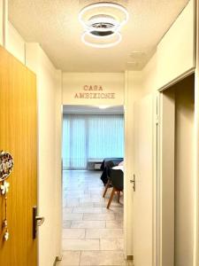 迪蒂孔Casa Ambizione的走廊上设有桌子和天花板的房间