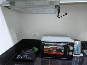 马尼拉2BR SMDC Bloom Residences Near NAIA Wi-fi +Netflix的厨房的台面上设有烤面包机烤箱