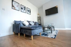 伯肯黑德Entire House-Merseyside-Liverpool的带沙发和电视的客厅