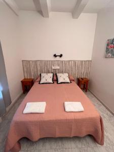 El GradoHostal mesón del cinca的一间卧室配有一张大床和两条毛巾