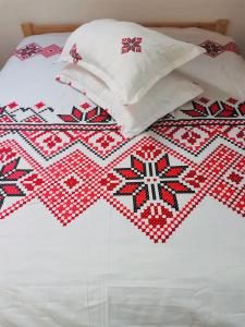 瓦莱德拉加努鲁伊Cabana Briana的床上有红色和白色的被子