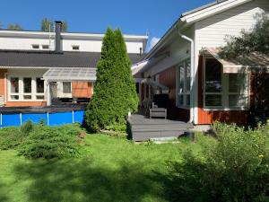 科科拉Erillinen ilmastoitu vierassviitti, Kokkola的庭院中带游泳池的房子
