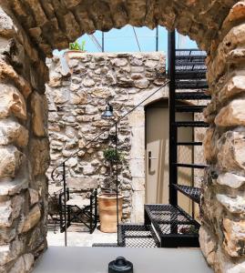 PírgosPyrgi Cretan Living & Spa的石头建筑,设有石墙和楼梯