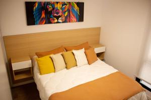 罗萨里奥9 DE JULIO Y OROÑO ROSARIO的一间卧室配有一张壁画床