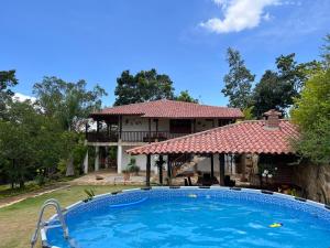 巴里查拉Villa Higueras的房屋前有游泳池的房子