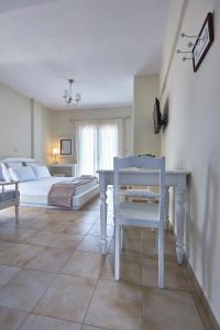 圣彼得罗斯埃利亚酒店的卧室配有1张床、1张桌子和1把椅子