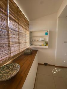 BarraqueroPuerta 460的客房设有一个铺有木地板的窗户。