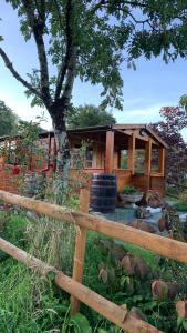 卡纳芬Songbird Lodge - Near brew pub/10 mins from Snowdon的带有房屋的木栅栏