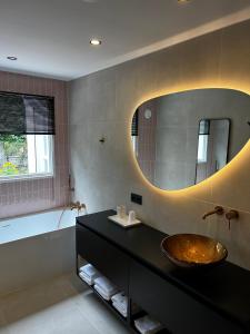 巴勒哈姆斯泰德Bed en Baguette的一间带水槽和大镜子的浴室