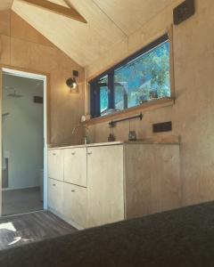 彻默岛Elevated Tiny House Glamping的厨房设有水槽和窗户。