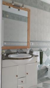 坎加斯德穆拉索CASA LAXE DO BARRO的一间带水槽和镜子的浴室